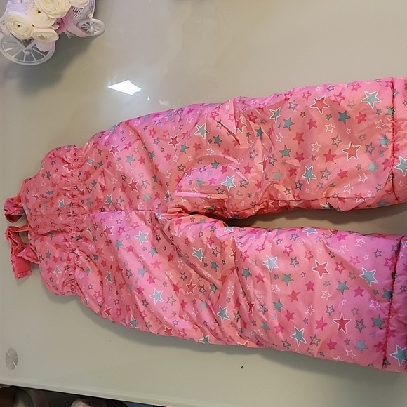 girl's snowsuit, worn a couple of times, small wear on the zipper key. - Picture 3 of 5